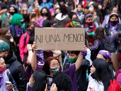 Una mujer levanta una pancarta durante una marcha feminista.
 MAURICIO DUEÑAS CASTAÑEDA (EFE)