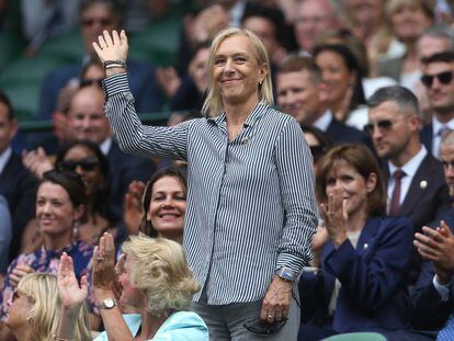 Navratilova saluda al público de Wimbledon, hace tres semanas en Londres.