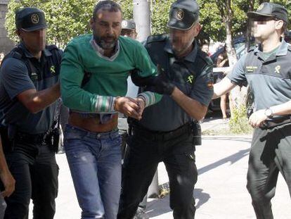 Oubel, escoltado por guardias civiles, ante el juzgado de Caldas de Reis.