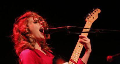 Anna Calvi, en una actuaci&oacute;n en el Teatro Lara.