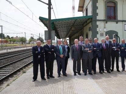 Grupo de empresarios valencianos, con Vicente Boluda al frente (en el centro de la imagen), en un acto de reivindicaci&oacute;n del Corredor Mediterr&aacute;neo.