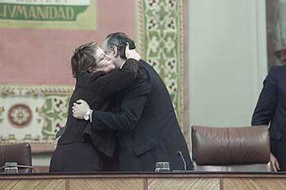 Petronila Guerrero, miembro de la Mesa del Parlamento, despide a Torres Vela tras el pleno de ayer.