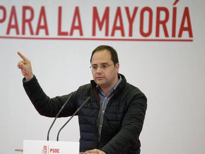 El secretario de Organizaci&oacute;n del PSOE, C&eacute;sar Luena, durante su intervenci&oacute;n este domingo en un acto del partido. 