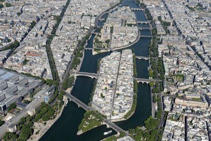 Vista aérea de la Ile Saint Louis and Ile de la Cité, en el Sena de París.
