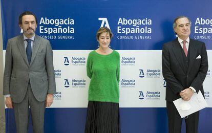 De izquierda a derecha, Enrique Sanz, presidente de la Mutualidad de la Abogacía; Victoria Ortega, presidenta del CGAE y José María Alonso, decano del Colegio de Abogados de Madrid. 
