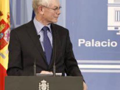 El presidente del Gobierno, Mariano Rajoy, con el presidente del Consejo Europeo, Herman Van Rompuy, durante la comparecencia conjunta ante la prensa tras la reunión que han mantenido este mediodía en el Palacio de La Moncloa.