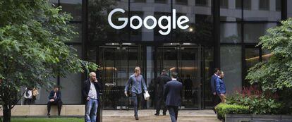 Varios viandantes pasan ante la oficina de Google en Londres.