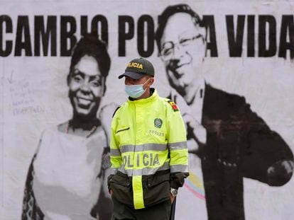 Un policía frente a publicidad de la campaña de Gustavo Petro, en mayo de 2022.