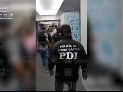 La policía de la Ciudad de México rescató a 14 trabajadores de la salud que se encontraban privados de la libertad en la Ciudad de México. En vídeo, imágenes publicadas en las redes oficiales de la Fiscalía General de la Justicia CDMX.