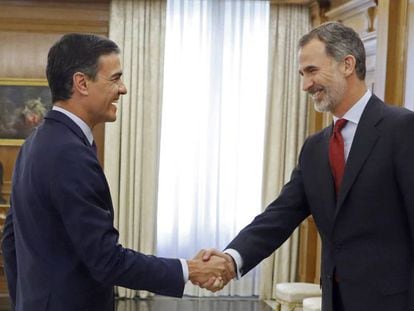 El Rey saluda a Pedro Sánchez en la ronda de consultas el pasado 6 de junio. En vídeo, declaraciones del presidente del Gobierno en funciones sobre un nuevo intento de investidura.