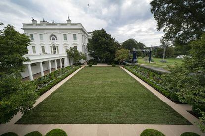 El Rose Garden de la Casa Blanca fotografiado la semana pasada después de la remodelación liderada por Melania Trump, en la que se han eliminado los manzanos de los parterres y se ha instalado un pavimento en el perímetro de la pradera central. |