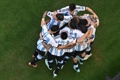 El delantero argentino Lionel Messi celebra con sus compañeros después de marcar el primer gol de su equipo durante el partido de fútbol del Grupo C de la Copa Mundial de Qatar 2022 entre Argentina y Arabia Saudi en el Estadio Lusail en Lusail, al norte de Doha.