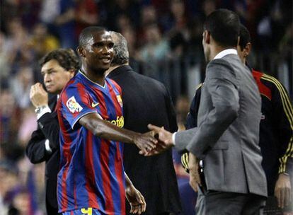 Eto&#39;o saluda a Guardiola tras ser sustituido.