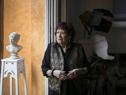 Pilar Aymerich, a l'estudi de casa seva de Gràcia. 