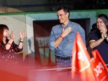 El presidente del Gobierno y líder del PSOE, Pedro Sánchez (c), el cabeza de lista del PSN al Congreso de los Diputados, Santos Cerdán (d), y la presidenta del PSOE, Cristina Narbona (i), saluda a los militantes y simpatizantes socialistas que han acudido a la sede del PSOE, durante el seguimiento de la noche electoral de los comicios generales de este domingo en España. EFE/Rodrigo Jiménez