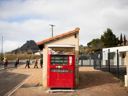 Máquina distribuidora de 'baguettes' en el pueblo de Yronde-et-Buron, donde no hay panadería.