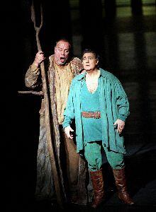 Plácido Domingo (a la derecha), con Matti Salminen, durante el ensayo general de <i>Parsifal</i> en el Teatro Real.
