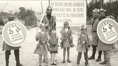 Ciudadanos daneses acuden a Huéscar para la firma de la paz el 11 de noviembre de 1981, en una imagen del documental 'La guerra más larga', de Jorge Rivera.