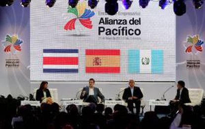 La presidenta de Costa Rica, Laura Chinchilla (i), el presidente del Gobierno España, Mariano Rajoy (2-i) y el presidente de Guatemala, Otto Pérez (2-d), participan en un conversatorio sobre economía en el Encuentro Empresarial, durante la VII Cumbre Alianza del Pacífico que se realiza en Cali (Colombia).