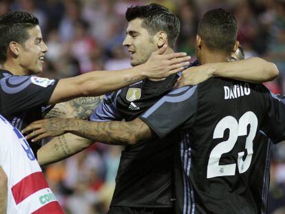 James felicita a Morata por su gol al Granada.