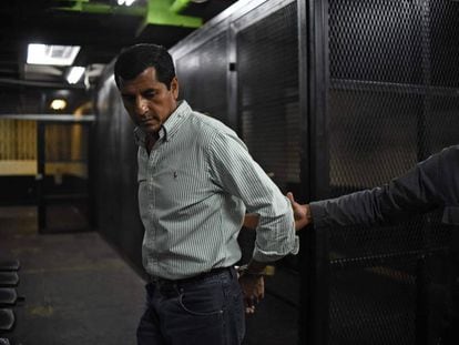El ex ministro de Defensa Manuel L&oacute;pez tras ser detenido en Ciudad de Guatemala 