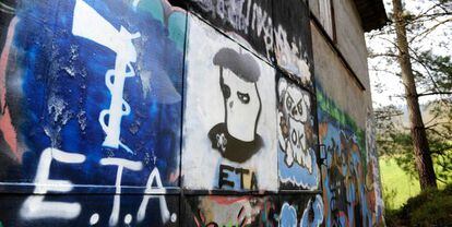 Imagen de archivo de un muro del municipio de Llodio (Álava) con pintadas a favor de ETA. 