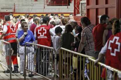 Vecinos de las urbanizaciones de Laredo y la de Cerro de Alarcón de Valdemorillo, permanecen en la plaza de toros de Valdemorillo tras haber sido de desalojados de sus viviendas por un incendio forestal en la sierra oeste de Madrid, 8 de julio de 2013.
