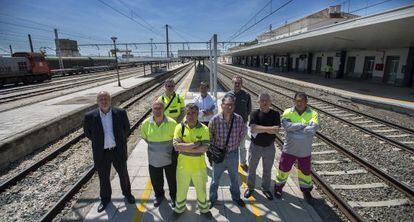 Un grupo de trabajadores de la estación Linares-Baeza posa junto a las vías del ferrocarril.