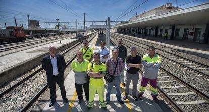 Un grupo de trabajadores de la estaci&oacute;n Linares-Baeza posa junto a las v&iacute;as del ferrocarril. 