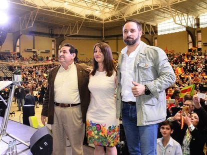 Los candidatos por Alicante de Vox Manuel Mestre y Ana Vega y el líder de la formación Santiago Abascal.