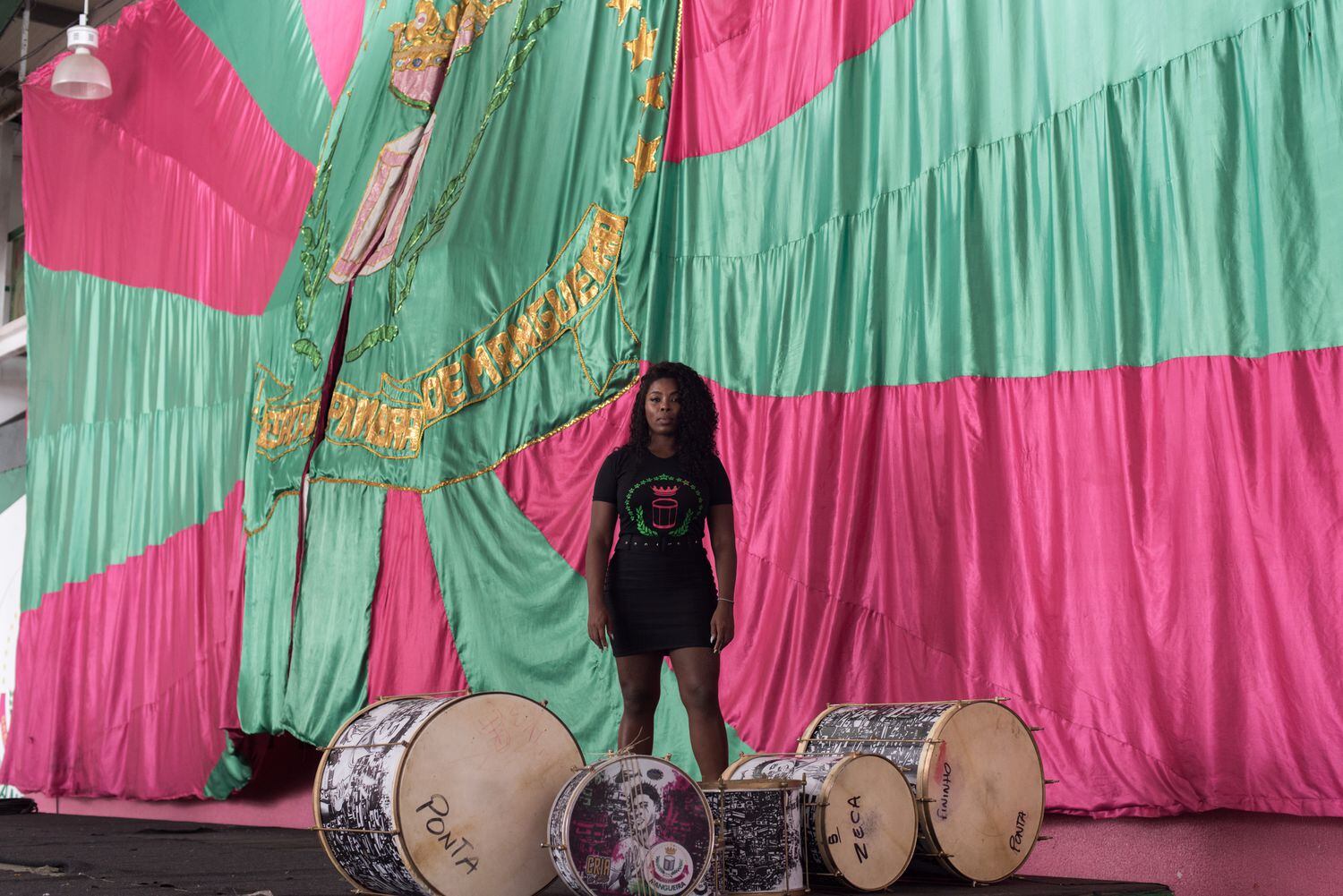 Squel Jorgea Ferreira Vieira, abanderada de la escuela de samba de Mangueira, posa en la sede de la agrupación, en Río de Janeiro, el sábado de Carnaval.