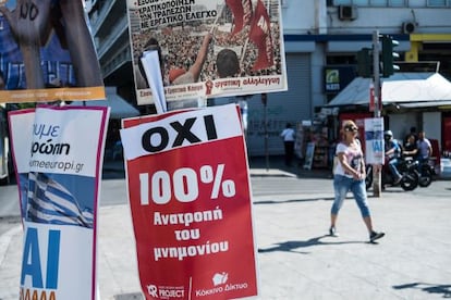 Carteles a favor del 'sí' y del 'no' en una calle de Atenas, este sábado.
