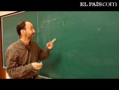<a href="http://www.unizar.es/matematicas/algebra/elduque" target="blank">Alberto Elduque</a>, catedrático de Álgebra de la <a href="http://www.unizar.es/" target="blank">Universidad Zaragoza</a>, presenta el noveno desafío de EL PAÍS con el que celebramos el <a href="http://www.rsme.es/centenario/" target="blank">centenario de la Real Sociedad Matemática Española</a>. Las respuestas pueden enviarse a <a href="mailto:problemamatematicas@gmail.com">problemamatematicas@gmail.com</a> antes de la medianoche del lunes 16 de mayo (00.00 horas del martes). Entre los acertantes sortearemos una <a href="http://www.elpais.com/promociones/matematicas/">biblioteca matemática</a> como la que ofrece cada semana EL PAÍS. Este domingo, por 9,95 euros con el periódico en el quiosco, <i>Una nueva manera de ver el mundo</i>, de María Isabel Binimelis.   <b>NOTA IMPORTANTE:</b> Para aclarar dudas y en atención a nuestros lectores sordos, incluimos a continuación el enunciado por escrito.   Hemos copiado mal una potencia de 2. Sólo sabemos que el exponente empieza por 528, luego hay varias cifras, y termina en 7301. Hay que calcular cuáles serían las dos últimas cifras de tan enorme número.     <a href="http://www.elpais.com/articulo/sociedad/cubo/suma/cero/existe/elpepusoc/20110511elpepusoc_14/Tes">CONSULTA LOS PROBLEMAS ANTERIORES</a> 