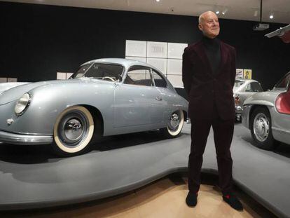 El comisario de la muestra, Norman Foster, posa con un automóvil en la presentación de ‘Motion’, en el Museo Guggenheim Bilbao.