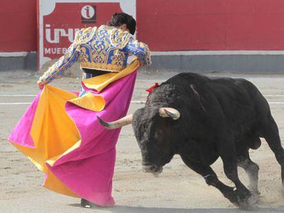 Iván Fandiño, en un lance a su primer toro de la corrida.