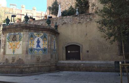 La esquina de Portal del Ángel con Cucurulla, donde hasta ahora estaba instalada la escalera metálica de seguridad del Círculo Artístico, con la fuente a la izquierda.