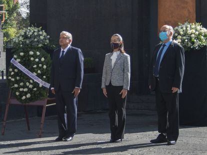 El presidente López Obrador, la jefa de Gobierno. Claudia Sheinbaum y el historiador Lorenzo Meyer durante una ceremonia en la Ciudad de México el pasado 19 de octubre.