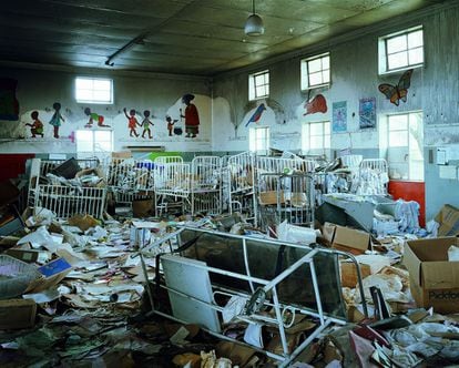 Sala de niños en un hospital para tuberculosos abandonado, Mthatha, Sudáfrica, 2008.