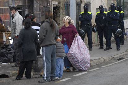 La policía obliga al desalojo de Los Bartolos de la casa que tenían en la Avenida de los Huetos en Vitoria.