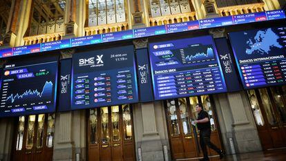 Imagen de los paneles del Ibex 35 en el Palacio de la Bolsa de Madrid el 24 de enero.