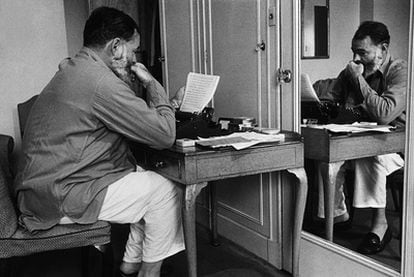 Ernest Hemingway, en una imagen de 1944, durante su etapa de corresponsal en la Segunda Guerra Mundial.