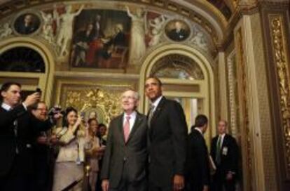 El presidente estadounidense, Barack Obama (c-d), y el líder de la mayoría en el Senado, Harry Reid (c-i), a una reunión con líderes demócratas de ambas cámaras del Congreso hoy, miércoles 31 de julio de 2013.