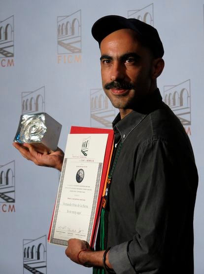 Fernando Frías, con el premio a mejor película por 'Ya no estoy aquí', en el festival de Morelia.