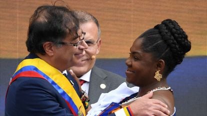 El nuevo presidente de Colombia Gustavo Petro y la vicepresidenta Francia Márquez se saludan durante la ceremonia de toma de posesión.