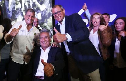 Rafael Correa, Lenin Moreno y Jorge Glas celebran ganar la primera vuelta de las elecciones de 2017 en Ecuador.
