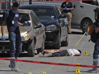 Forenses investigan un asesinato en Ciudad Juárez.
