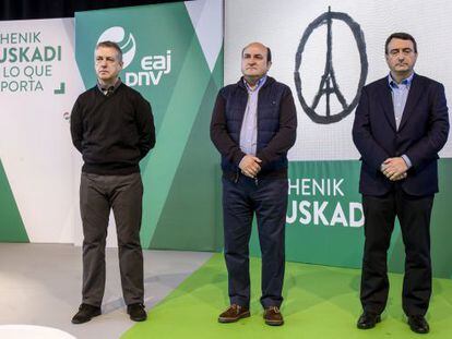 Iñigo Urkullu, Andoni Ortuzar y Aitor Esteban guardan un minuto de silencio por las víctimas de los atentados de París.