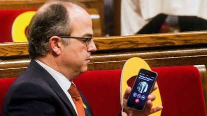 Jordi Turull pasa el teléfono con la llamada de Carles Puigdemont a Roger Torrent tras ser nombrado como presidente del Parlamento catalán. En vídeo, perfil de Turull.