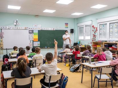 Raúl Alonso, en clase de segundo de primaria en el colegio Puerta de la Sierra, en Venturada (Madrid).
