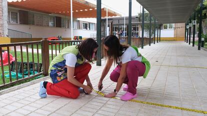 Los trabajadores del colegio público de Nuestra Señora del Rocío preparan el local antes de la inauguración del curso escolar de Educación Infantil 2021-22.
